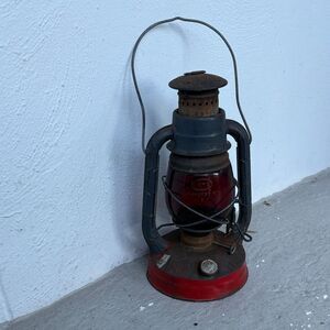 Antique Dietz little wizard swinging railroad oil lamp
